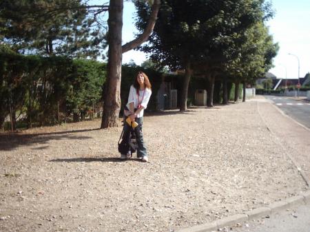 rachel devant le colège lol