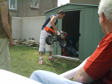 voici mon frère et sa petite moto
