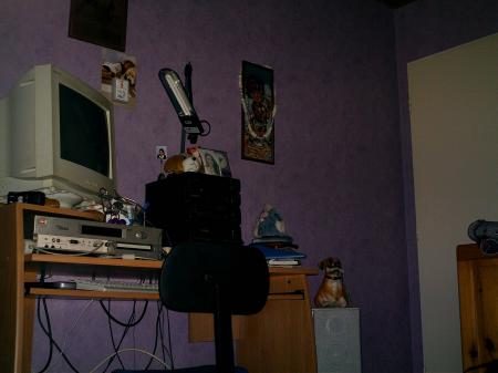 voici une partie de ma chambre (mon bureau)