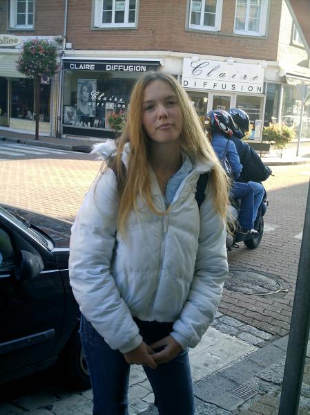 voici juju elle est célibe donc si sa intérésse kelkun dite-le!